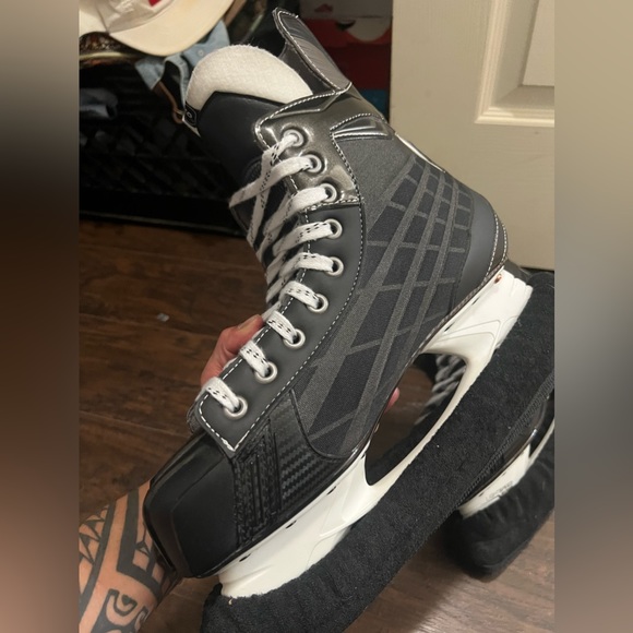 COPY - COPY - Bauer Nexus 5000 Hockey Skates w/ blade covers - Picture 4 of 9